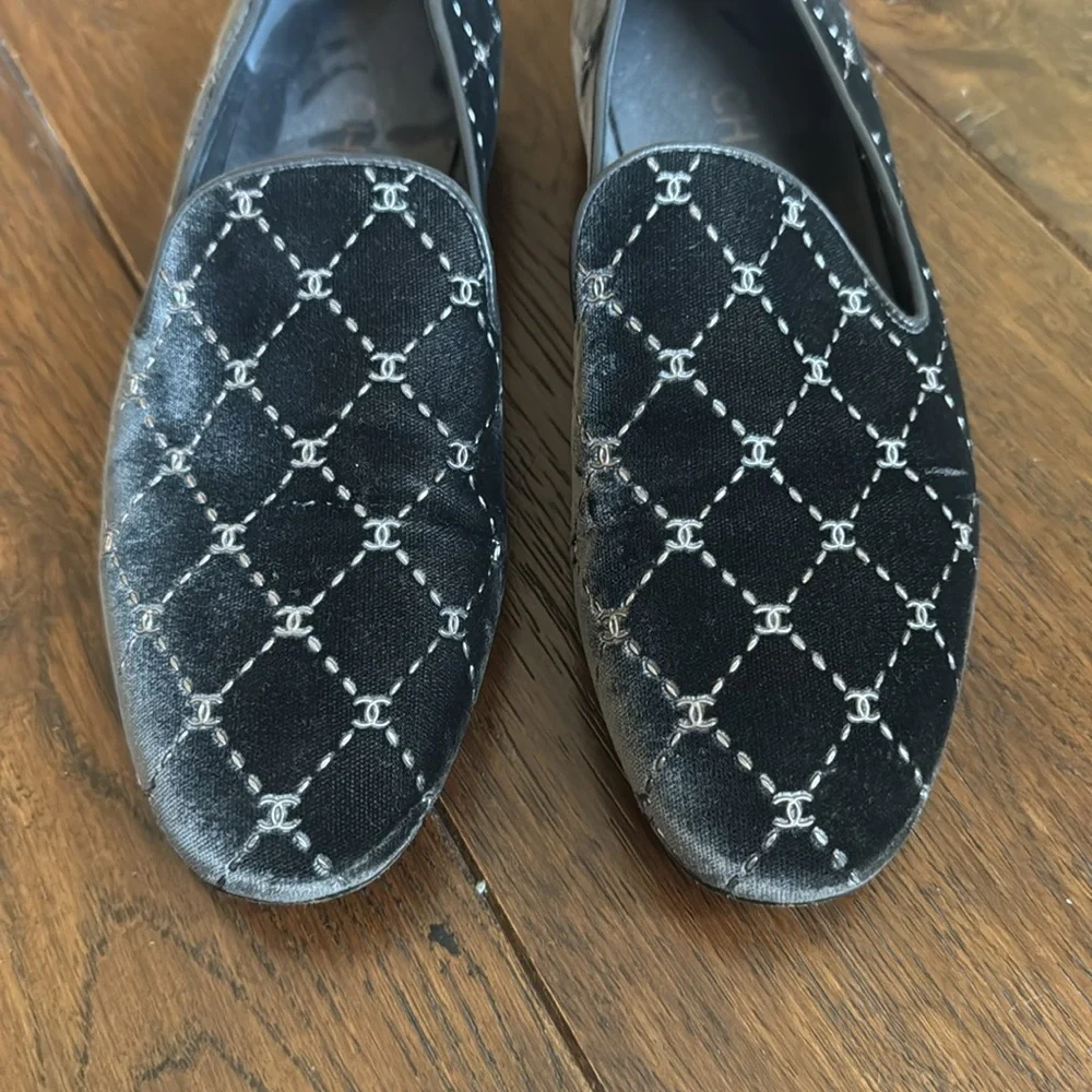 CHANEL - Women’s Grey Velvet Quilted CC Logo Loafers Slippers - Size: 37.5